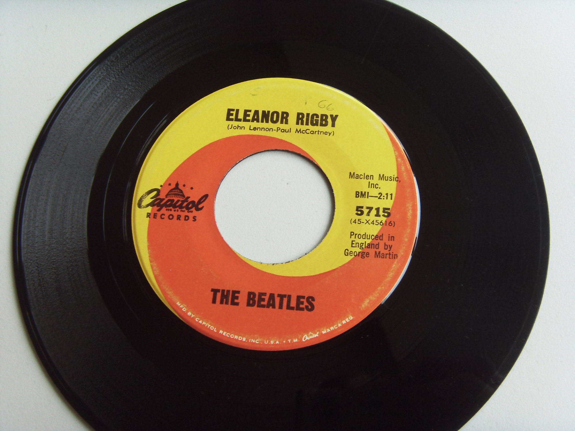 THE BEATLES Yellow Submarine / Eleanor Rigby 2 THE BEATLES Yellow Submarine / Eleanor Rigby 2